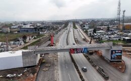 Başiskele Kavşağı’nda dev kirişler 9 saatte yerleştirildi
