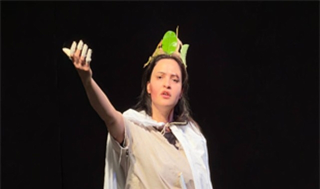 Üniversiteliler tiyatroda buluştu